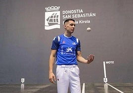 Javier Zabala observa una de las pelotas en el Atano III de San Sebastián.