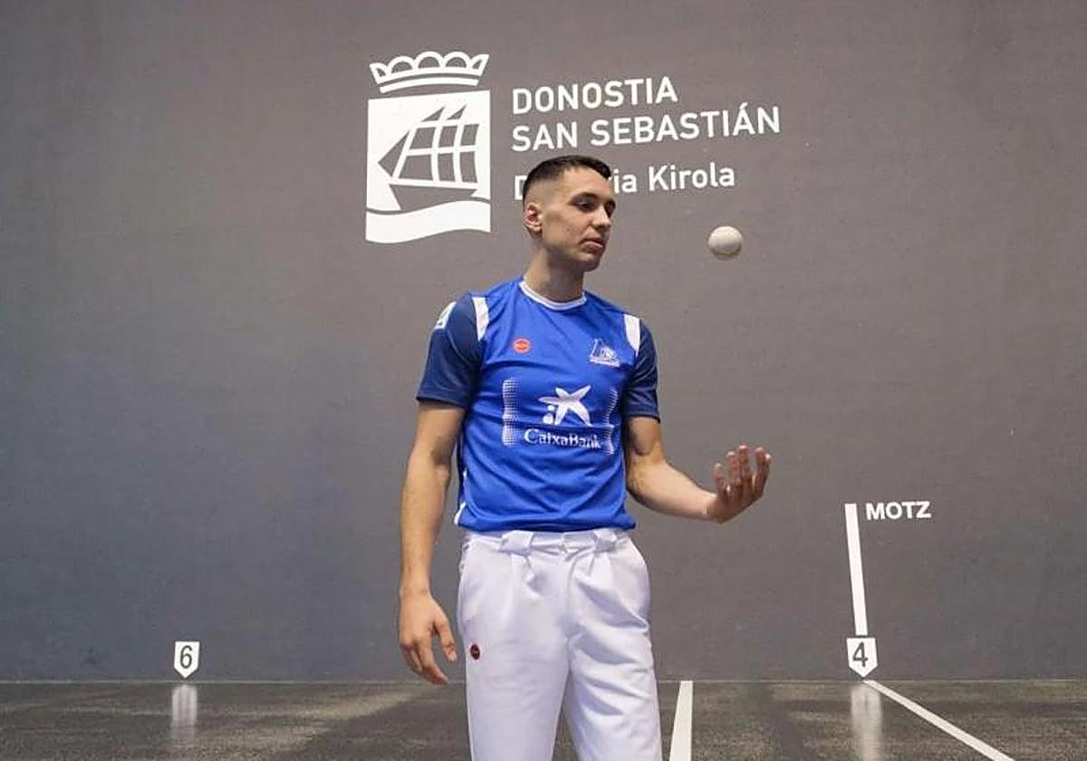 Javier Zabala observa una de las pelotas en el Atano III de San Sebastián.