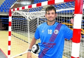 Álvaro Martínez Lobato posa en una de las porterías del Palacio de los Deportes de Logroño.