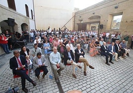 Garrastachu, primer presidente de la Riojana, atiende al acto.