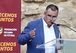 Gustavo Sáenz se dirige al público reunido en el Colegio de Aparejadores de La Rioja ya como presidente de la Federación.