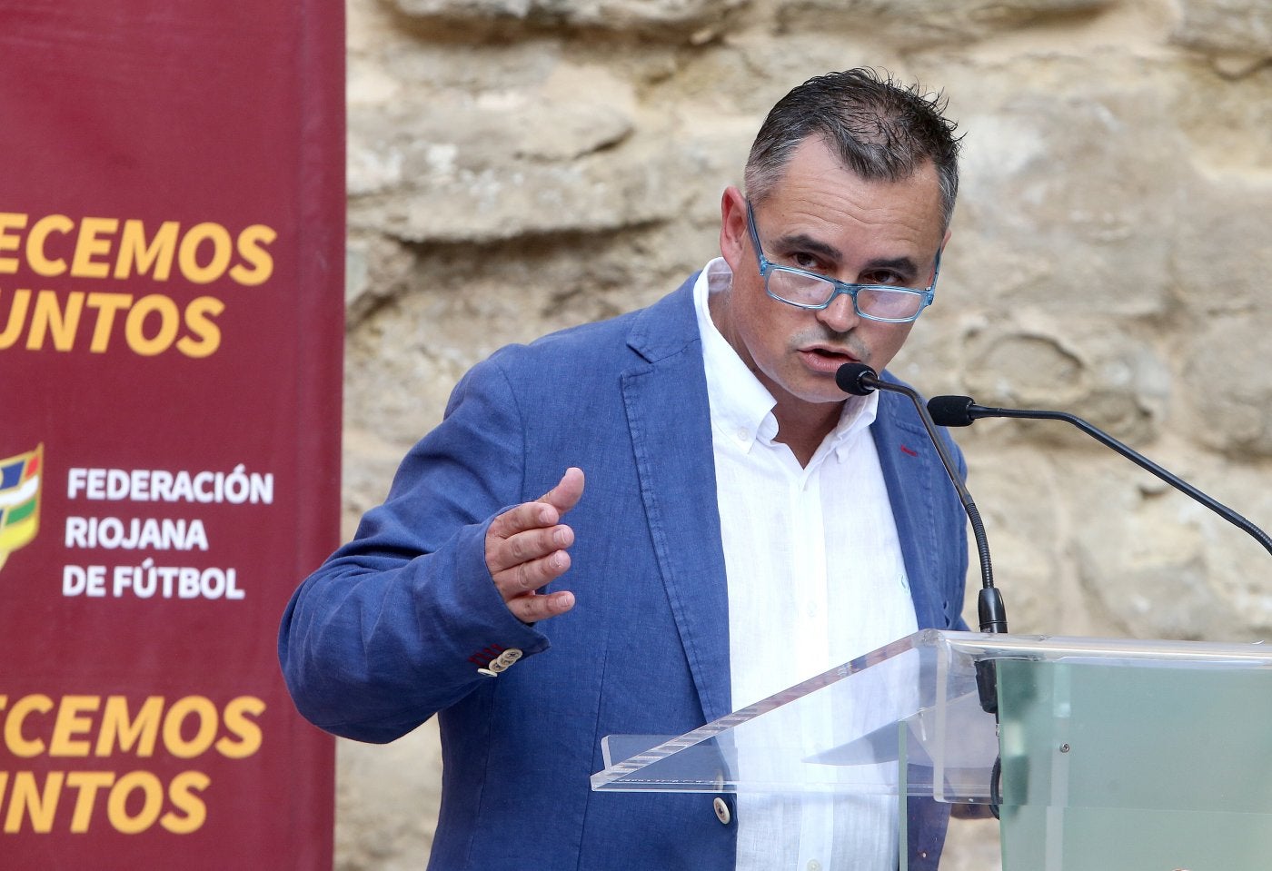 Gustavo Sáenz se dirige al público reunido en el Colegio de Aparejadores de La Rioja ya como presidente de la Federación.