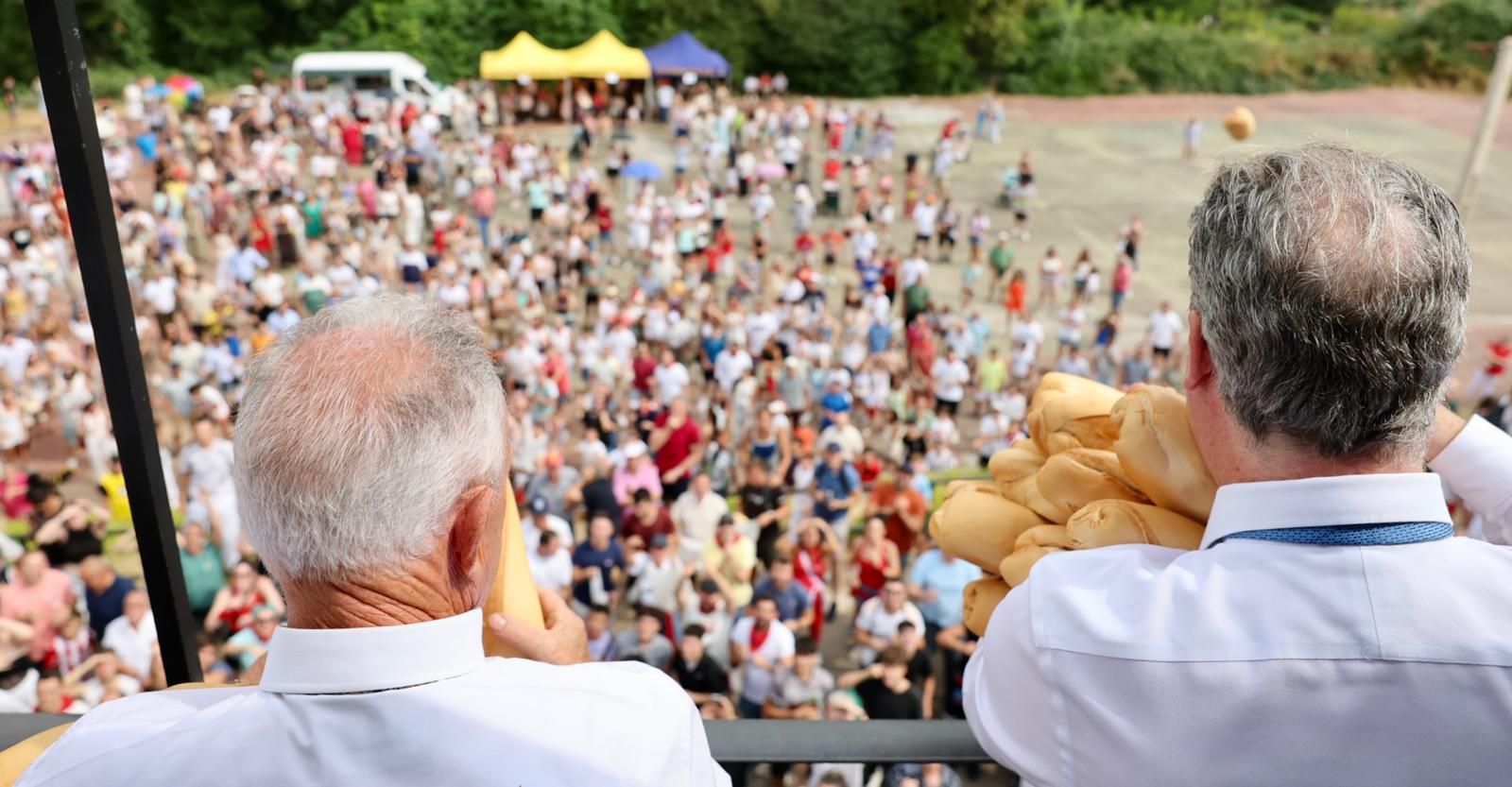 El lanzamiento del pan y el queso en Quel, en imágenes