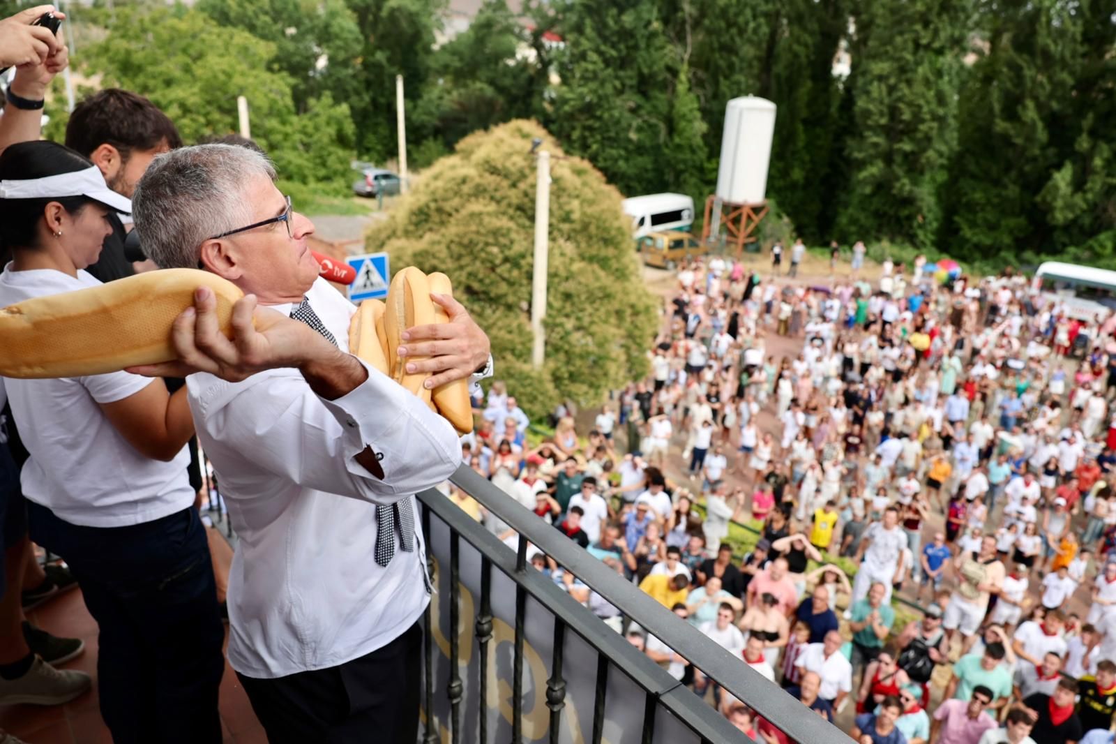 El lanzamiento del pan y el queso en Quel, en imágenes