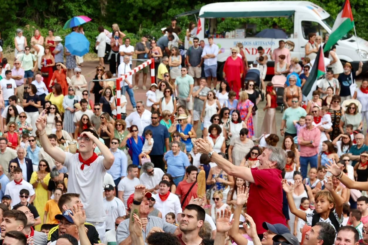 El lanzamiento del pan y el queso en Quel, en imágenes