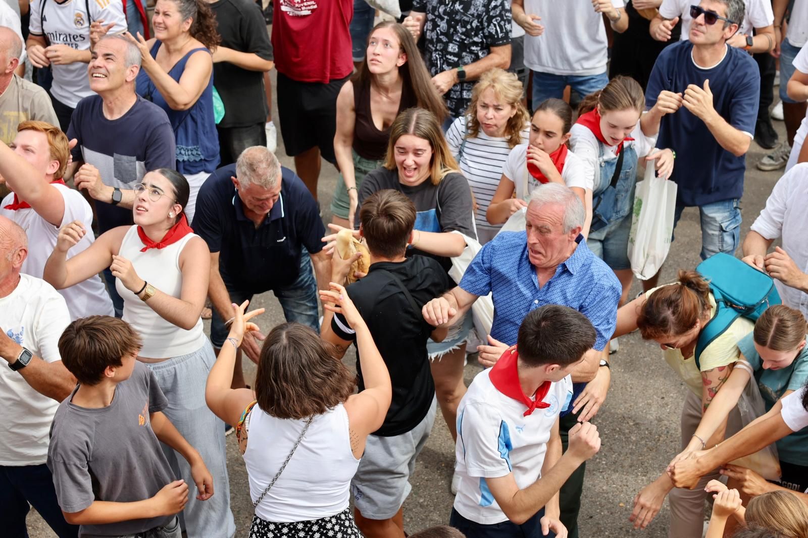 El lanzamiento del pan y el queso en Quel, en imágenes