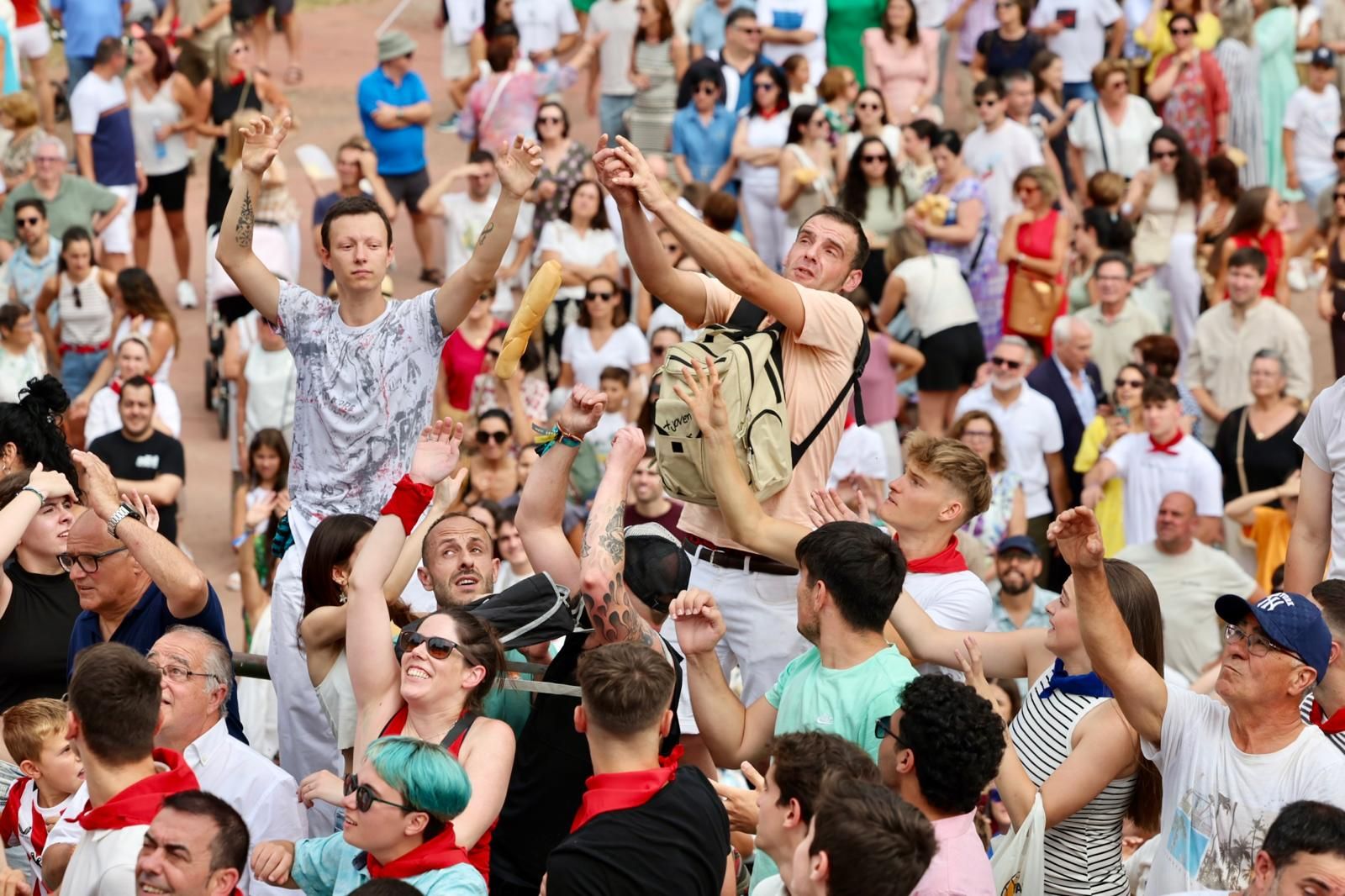 El lanzamiento del pan y el queso en Quel, en imágenes