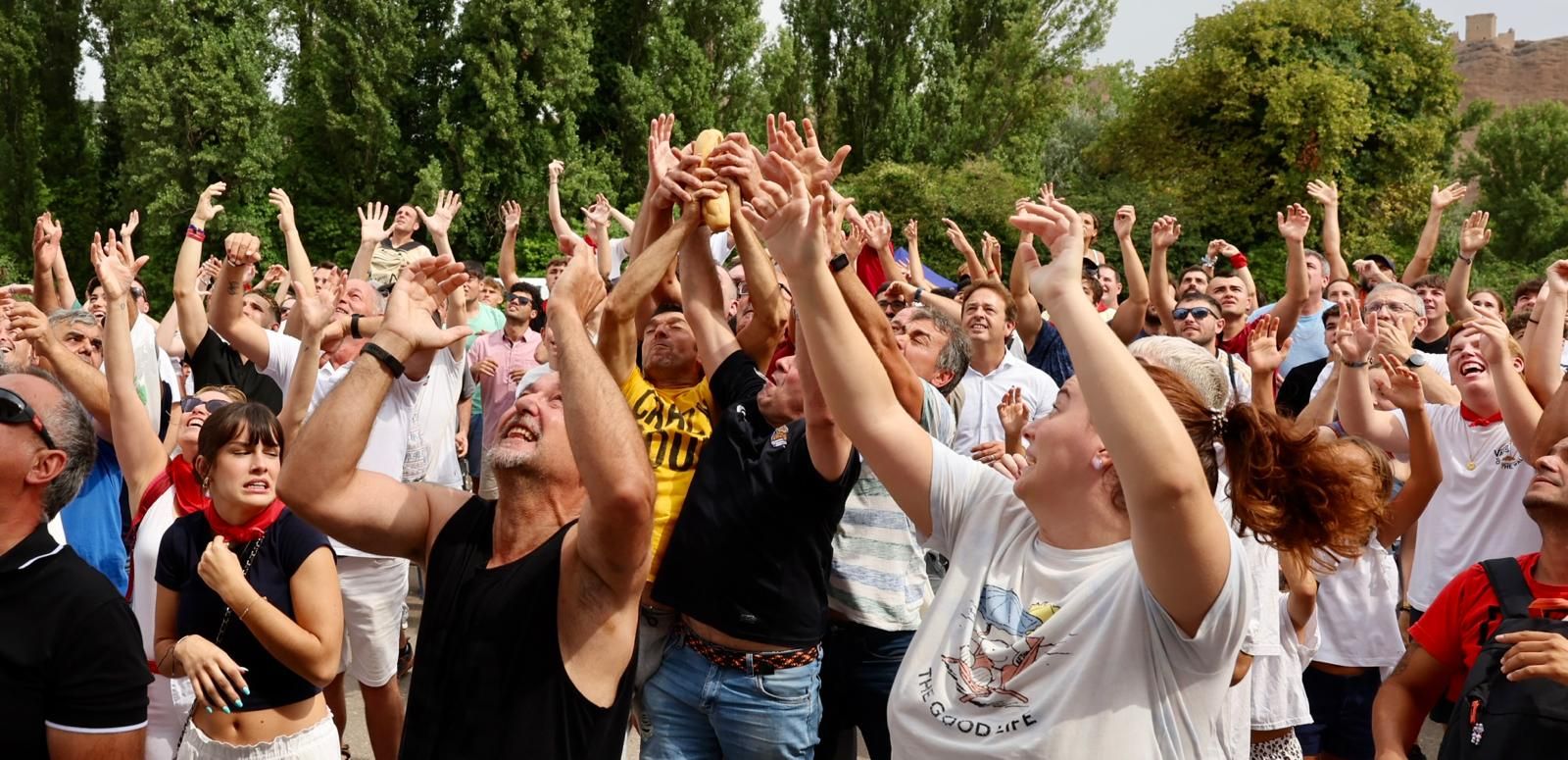 El lanzamiento del pan y el queso en Quel, en imágenes