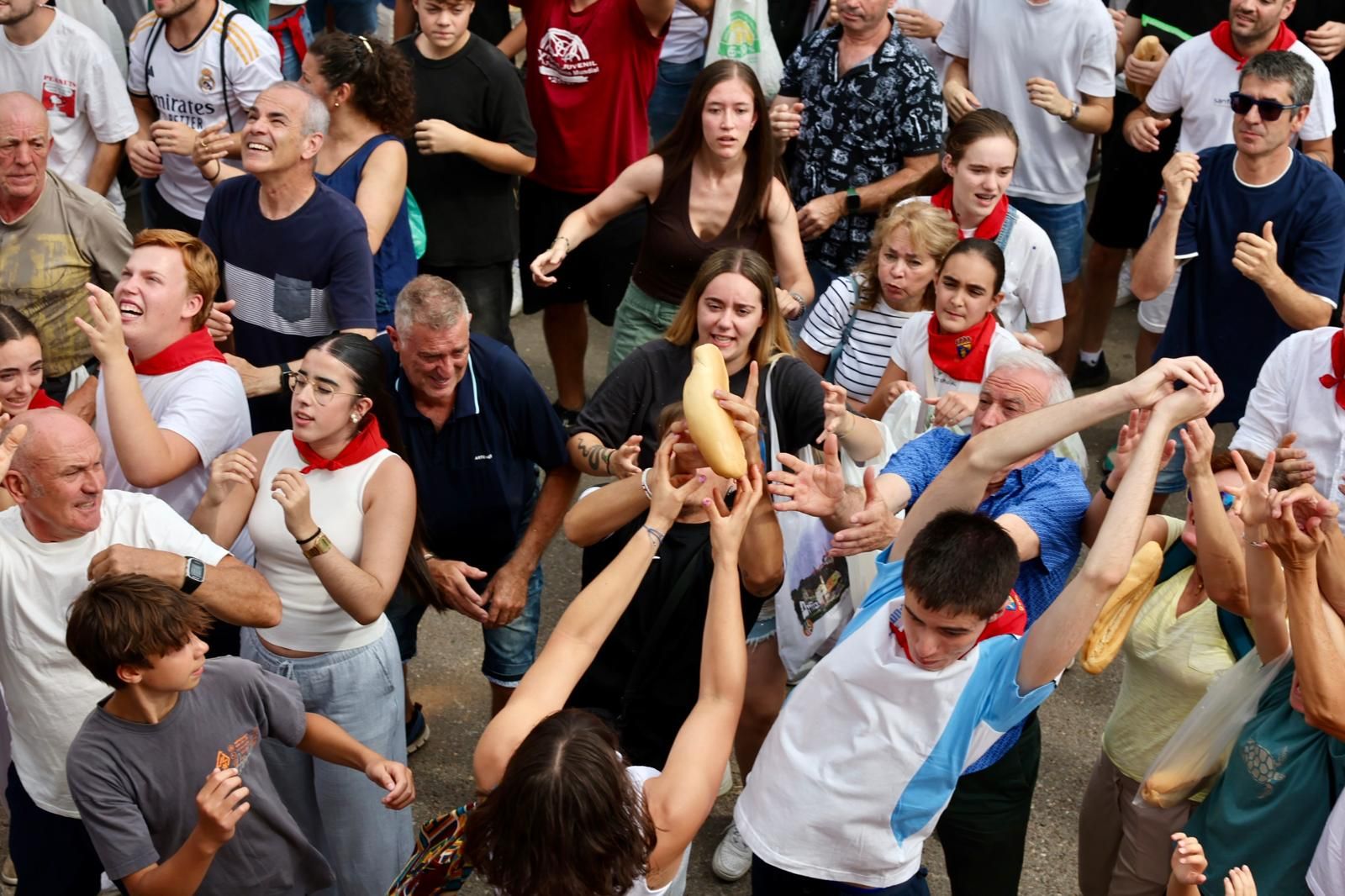 El lanzamiento del pan y el queso en Quel, en imágenes
