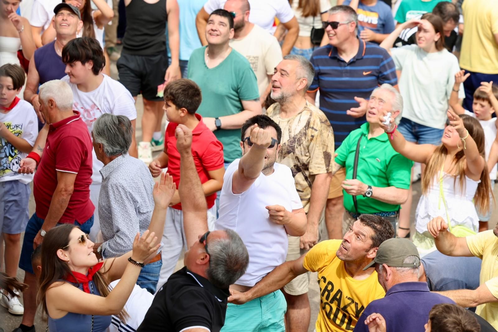 El lanzamiento del pan y el queso en Quel, en imágenes