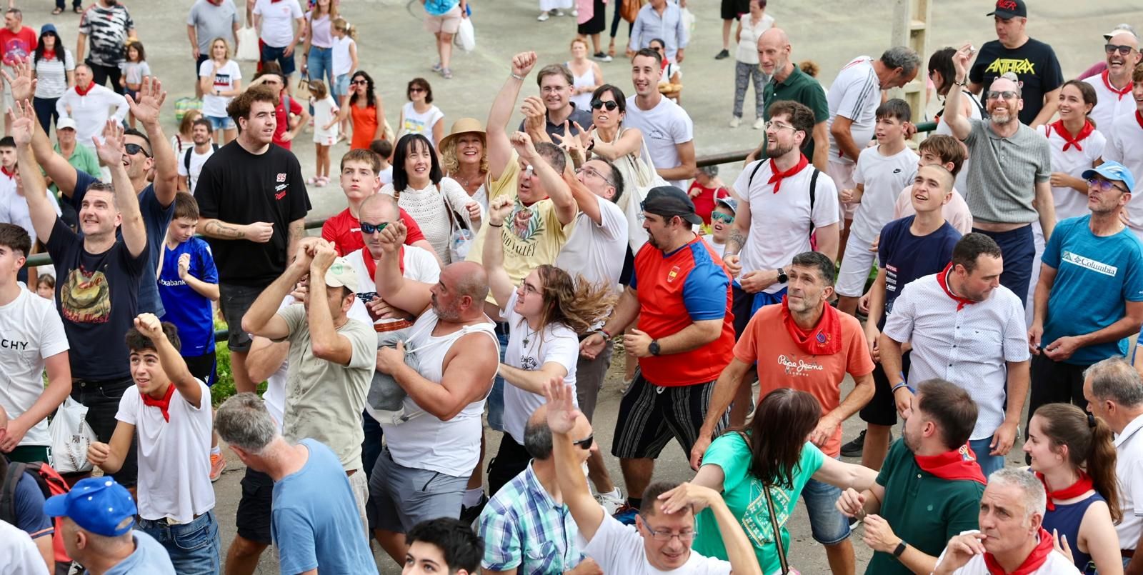 El lanzamiento del pan y el queso en Quel, en imágenes