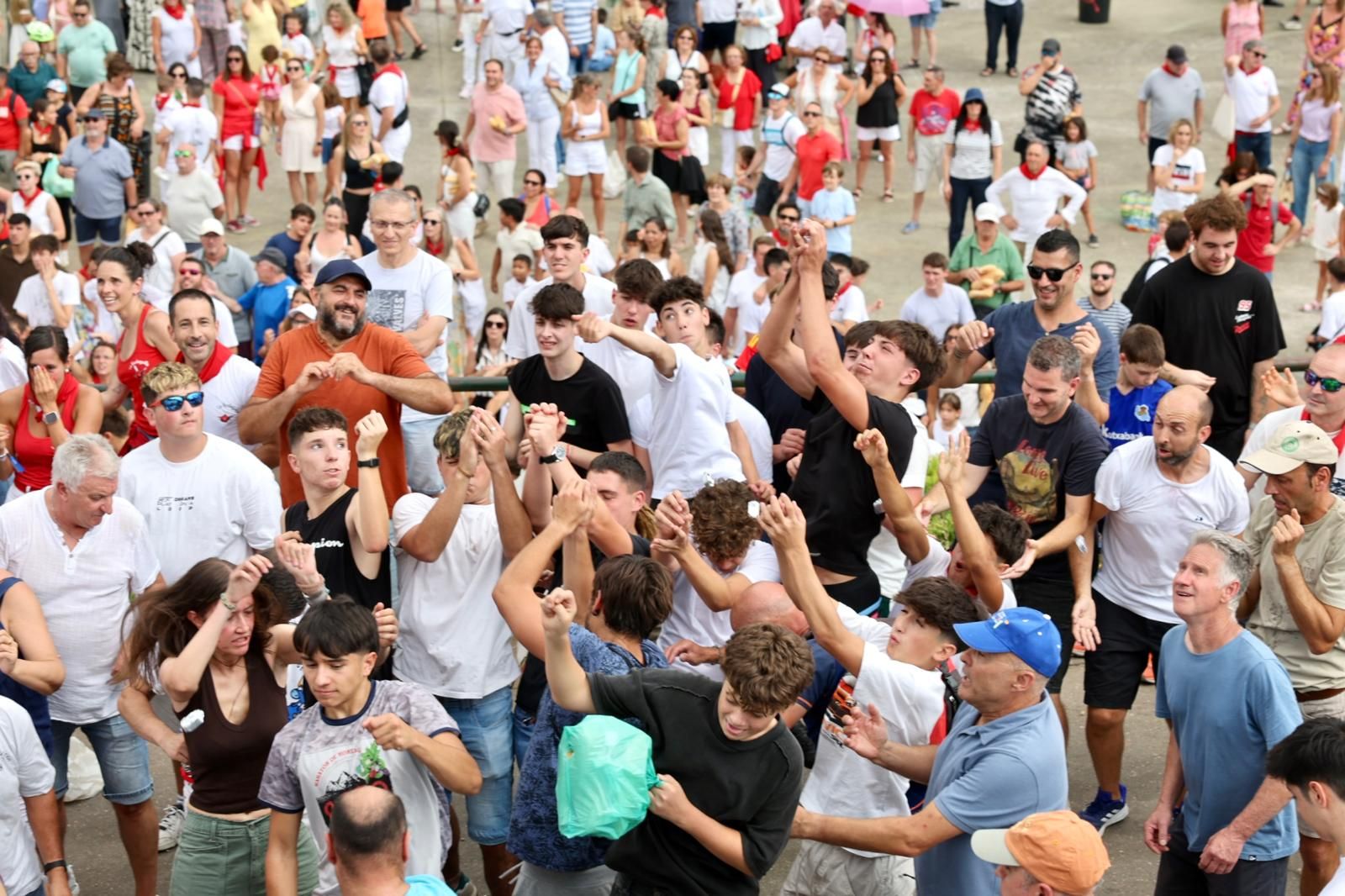 El lanzamiento del pan y el queso en Quel, en imágenes