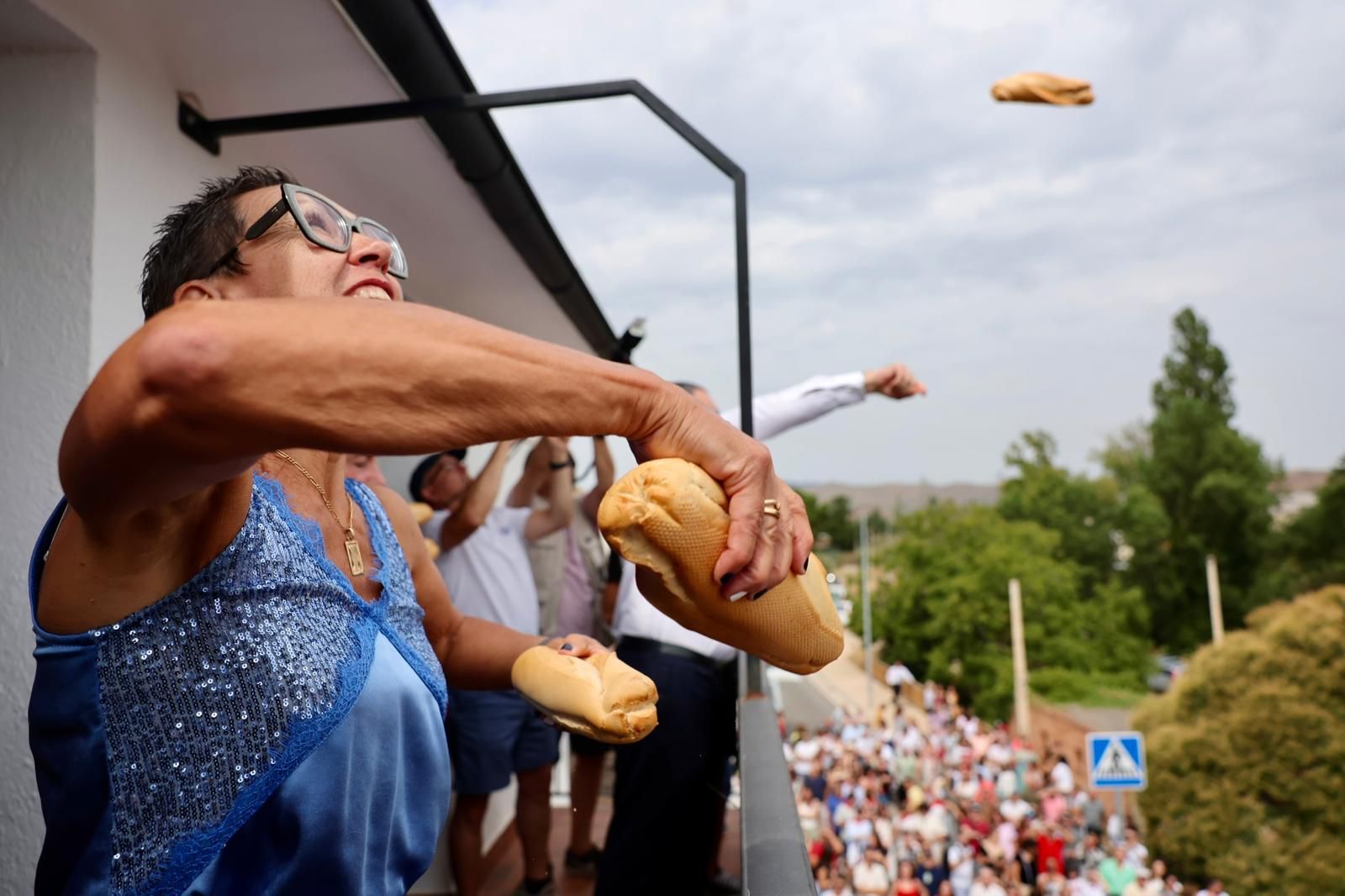 El lanzamiento del pan y el queso en Quel, en imágenes