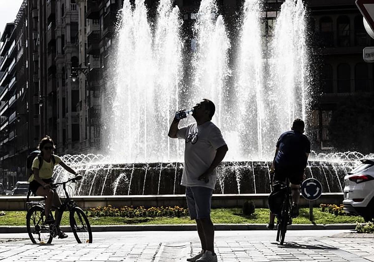 Un hombre se refresca durante uno de los días de más calor del pasado mes de julio