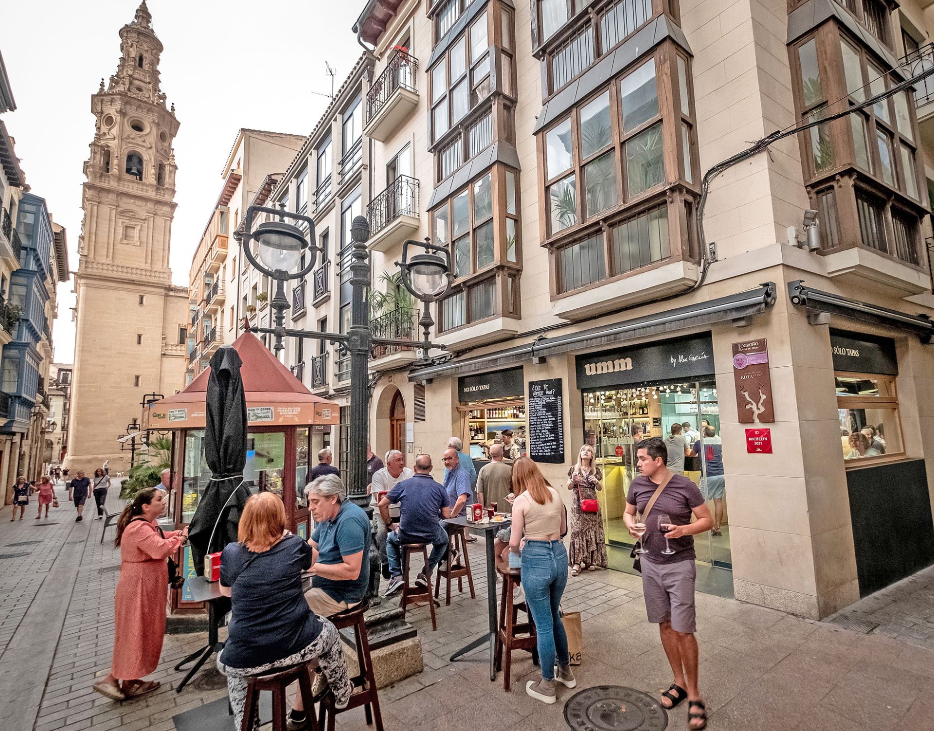 Umm, situado en la esquina de las calles San Juan y Marqués de Vallejo.