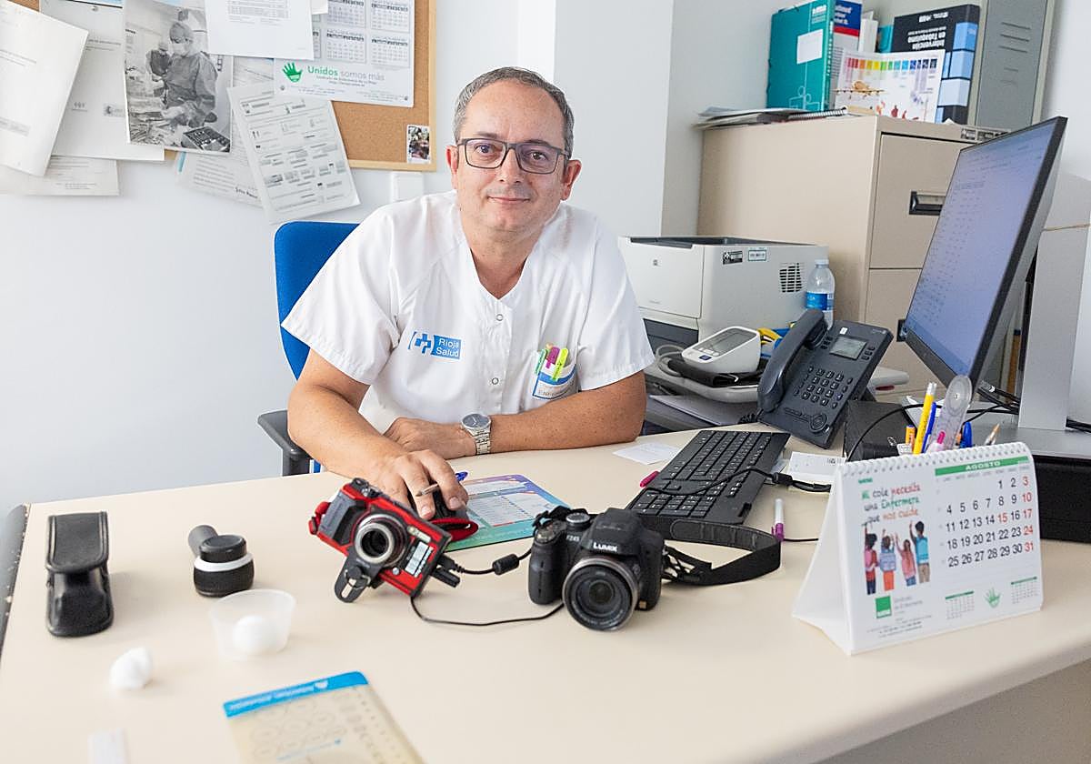 Óscar Montoya, enfermero responsable de teledermatología en el centro de salud de Labradores. Sonia Tercero