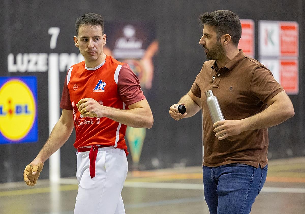 Darío conversa con su hermano Asier en un partido del Manomanista.