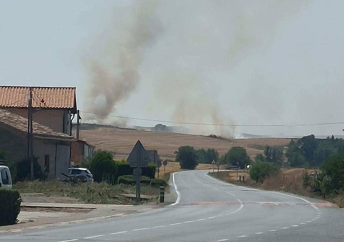 Columnas de humo vistas desde la localidad riojalteña de Tormantos.