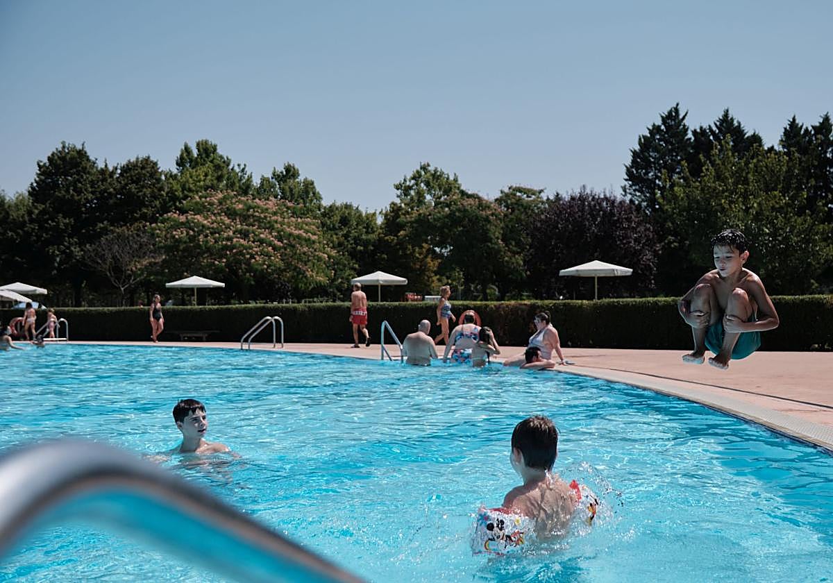 Un grupo de niños se baña en las piscinas de Las Norias durante la mañana de este jueves.