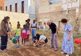 Visita al huerto comunitario en la calle San Roque.