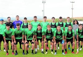Jugadores y técnicos del Calahorra posan antes de comenzar su primer entrenamiento de pretemporada.