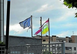 Las banderas del colegio Villa Patro, hoy en La Guindilla.