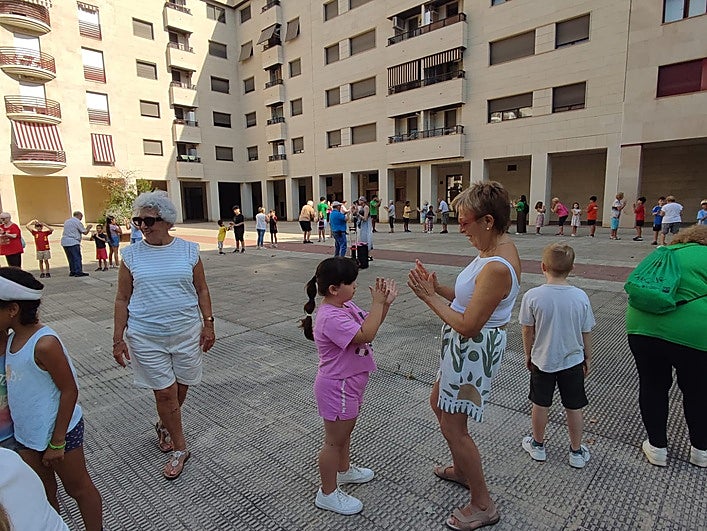 Pequeños y mayores jugando en la plaza Tomás y Valiente.