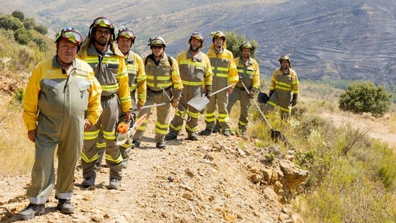 Eduardo Galán, Alberto Jiménez, Rubén Galán, Juan Manuel Lacarra, Santos Galán, Rubén Moreno, Daniel Ruiz y Fernando Muro, con el monte quemado al fondo.