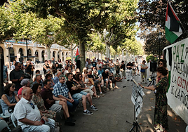 Lectura encadenada contra el genocidio de Gaza en El Espolón el pasado jueves.