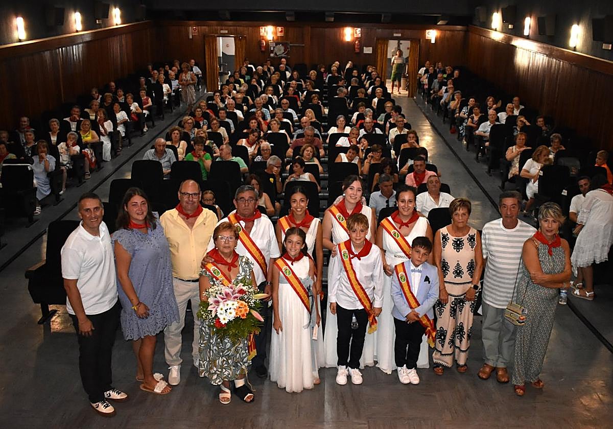 La pareja de mayores, representantes y autoridades, en el cine.