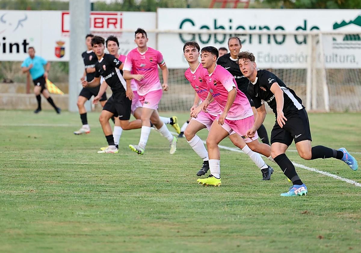 Los jugadores del Agoncillo y la UDL (de negro) buscan el balón en un centro.