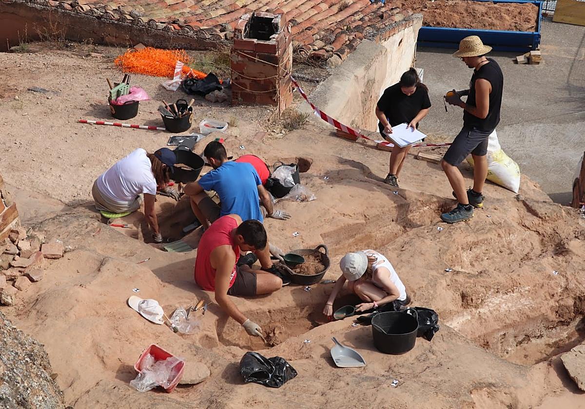 Los estudiantes, trabajando sobre la necrópolis.