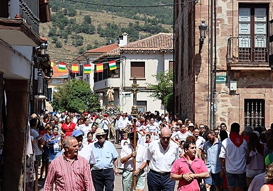 Salida de San Lorenzo de la iglesia seguido por la banda municipal.