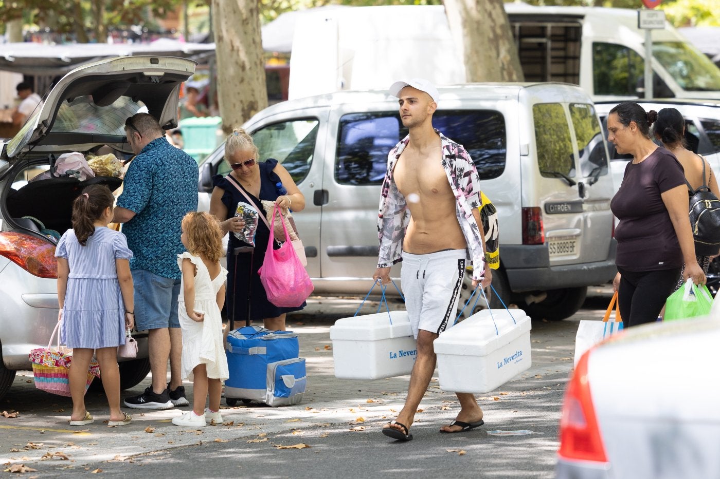 Un grupo de usuarios, de camino a refrescarse en Las Norias.