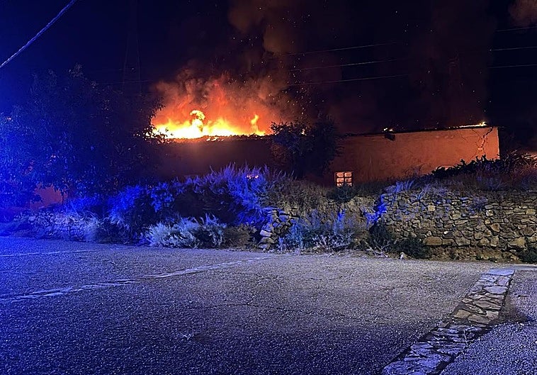 Incendio en un pabellón agrícola en Ventas del Baño.