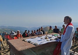 Mikel Burgos ofrece una misa a más de 2.000 metros de altitud.