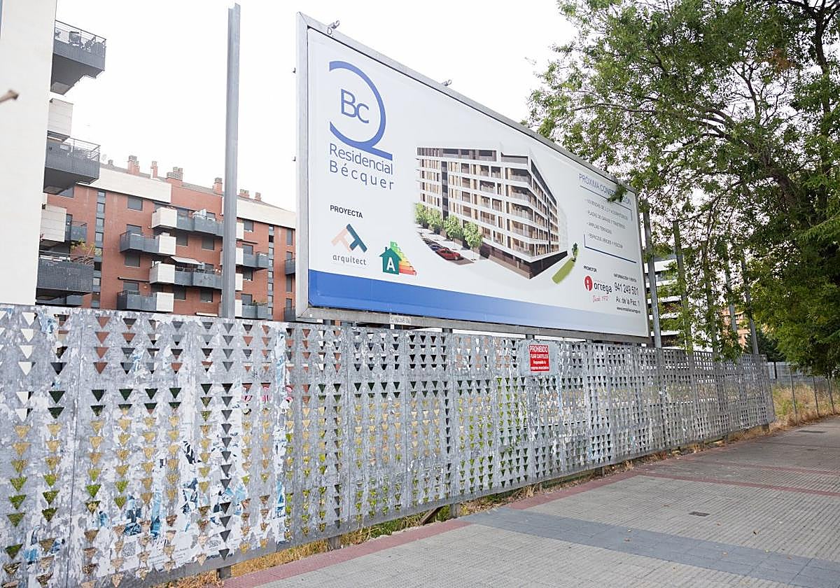 Cartel anunciador de la nueva promoción que se construirá en la calle Gustavo Adolfo Bécquer.