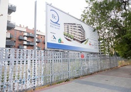 Cartel anunciador de la nueva promoción que se construirá en la calle Gustavo Adolfo Bécquer.