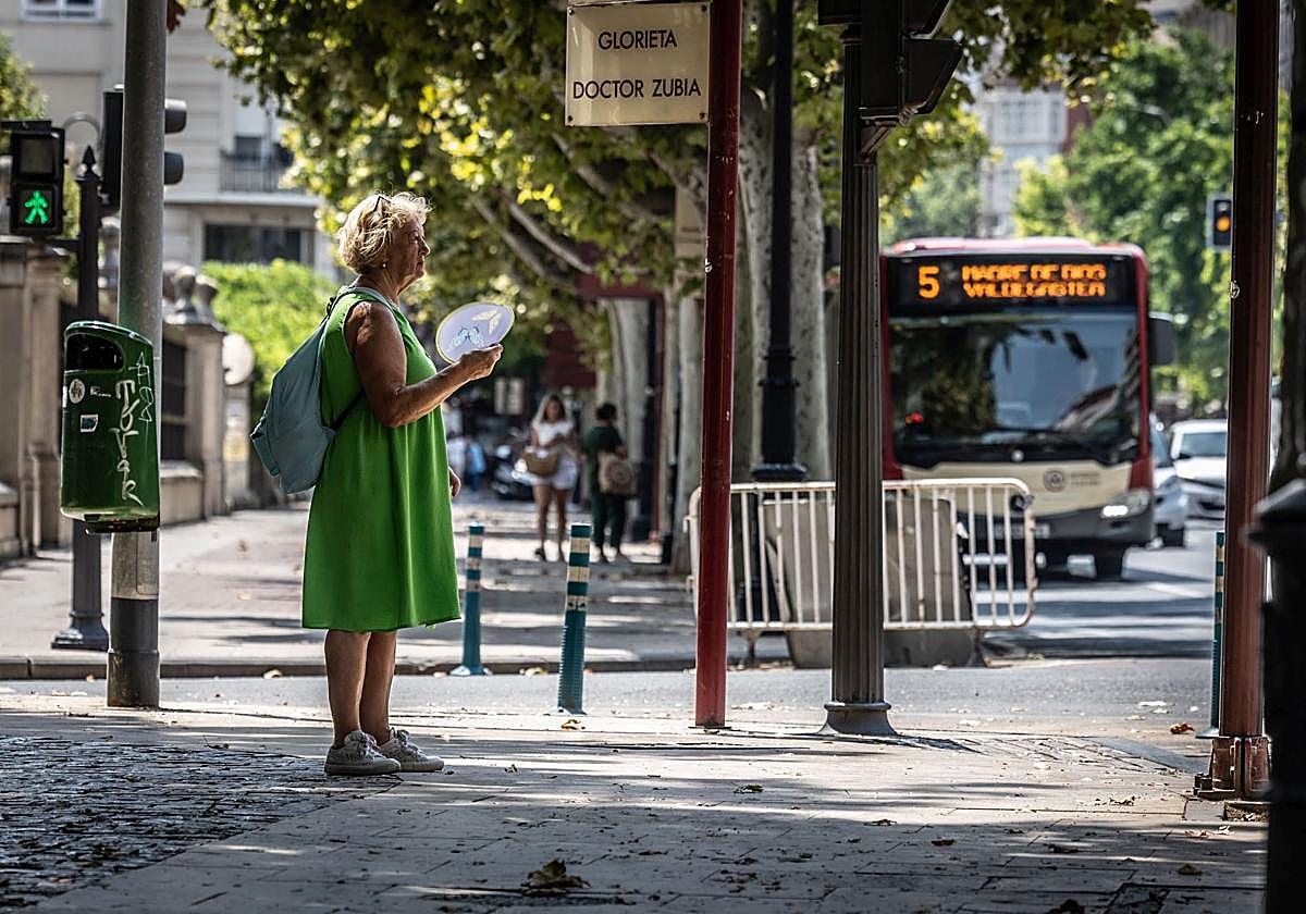Una mujer se abanica para combatir el calor en el centro de Logroño.