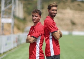 Carlos Benítez y Miguel Marí posan en uno de los campos de fútbol de la Ciudad Deportiva de la UDL.