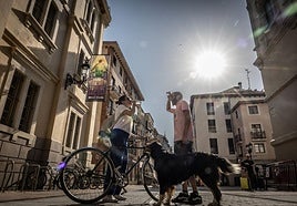 Unos traseúntes se refrescan con un botellín de agua en el centro de Logroño, el pasado lunes.
