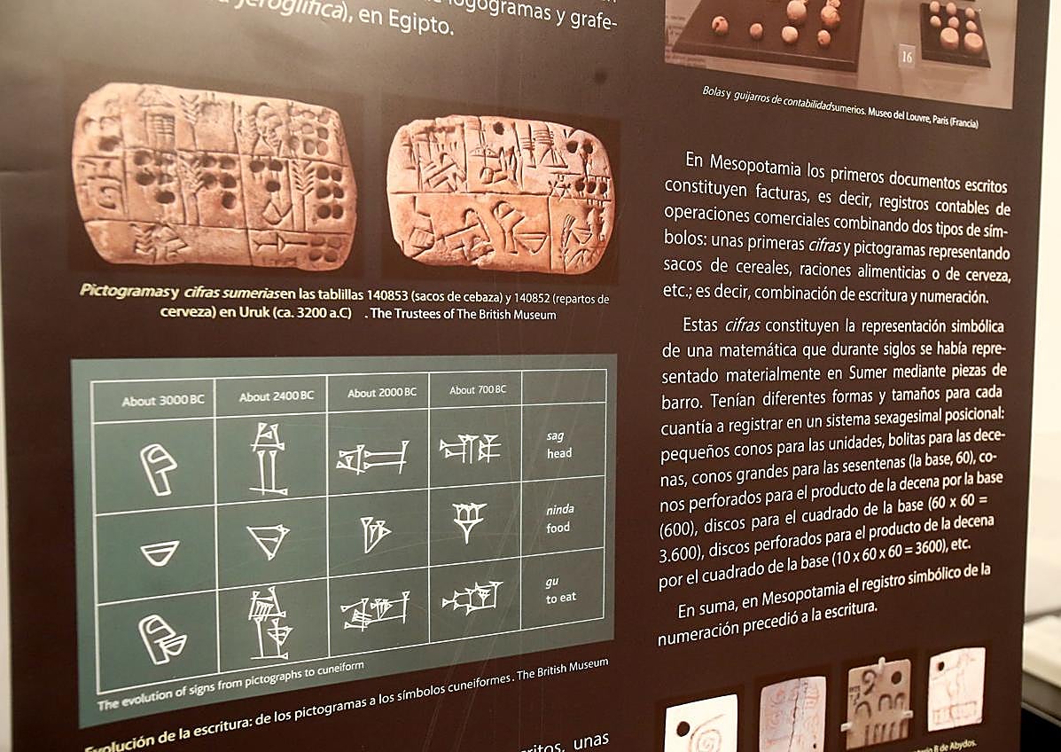 Imagen secundaria 1 - Francisco A. González Redondo entre Rubén Blanco (gerente de la Casa de las Ciencias) y el concejal Miguel Sainz, y detalles de la exposición.