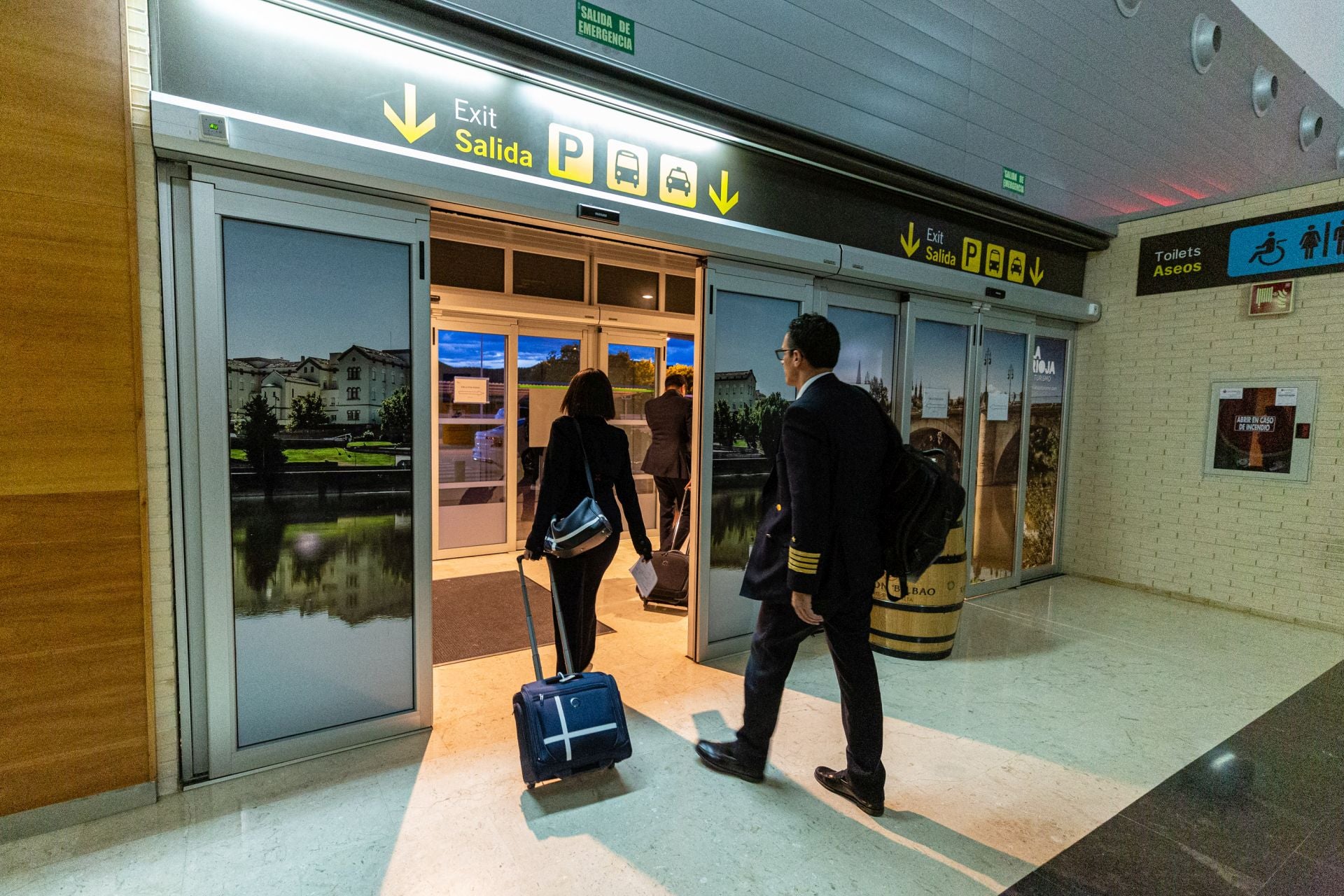 Tripulación de un avión, saliendo del aeropuerto de Agoncillo.