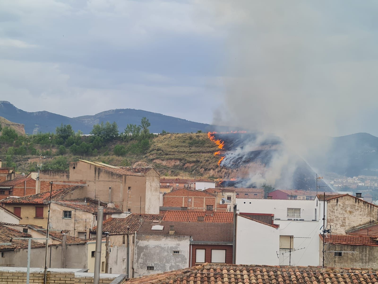 Fuego en las laderas cercanas a Albelda
