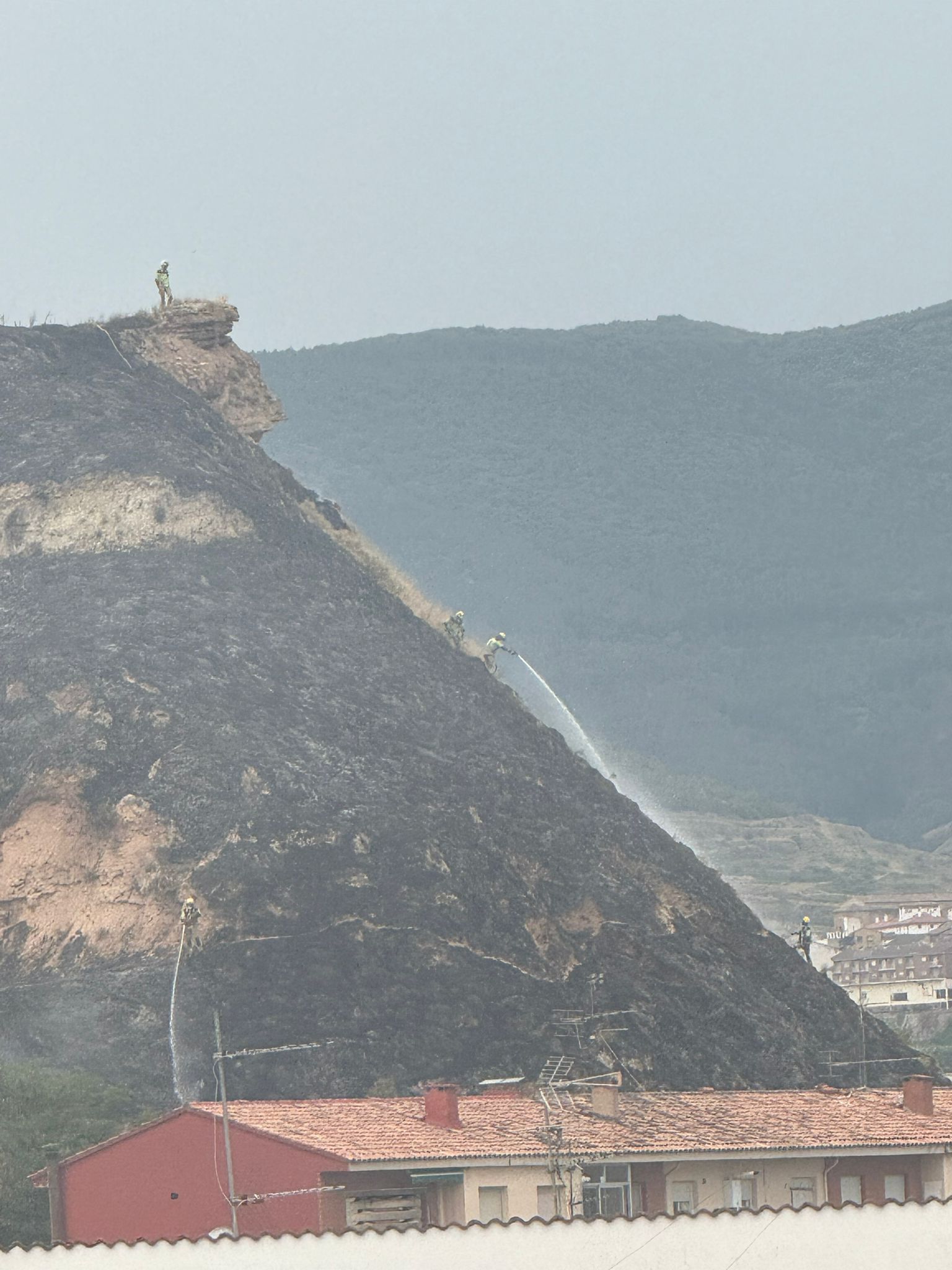 Los bomberos actuán en el incendio de Albelda
