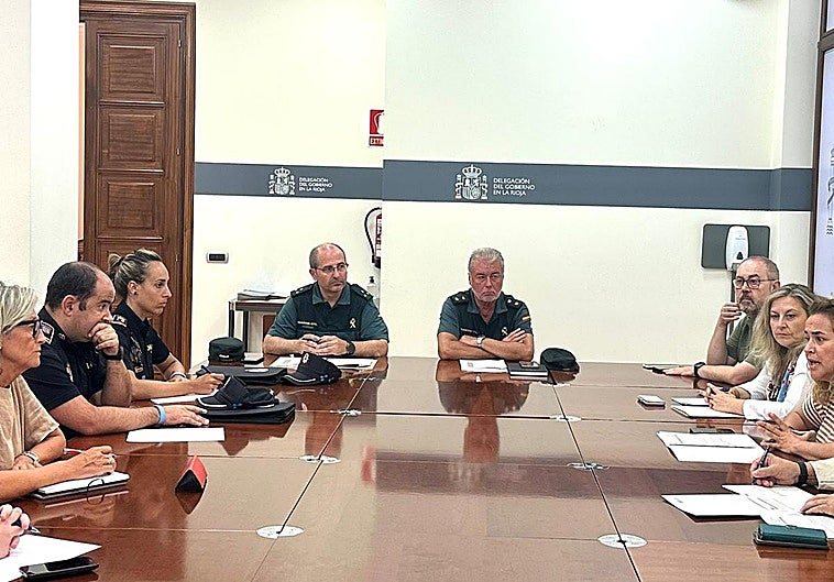 La delegada del Gobierno en La Rioja, Beatriz Arraiz, y la alcaldesa de Calahorra, Mónica Arceiz, en la reunión tras la agresión del lunes.