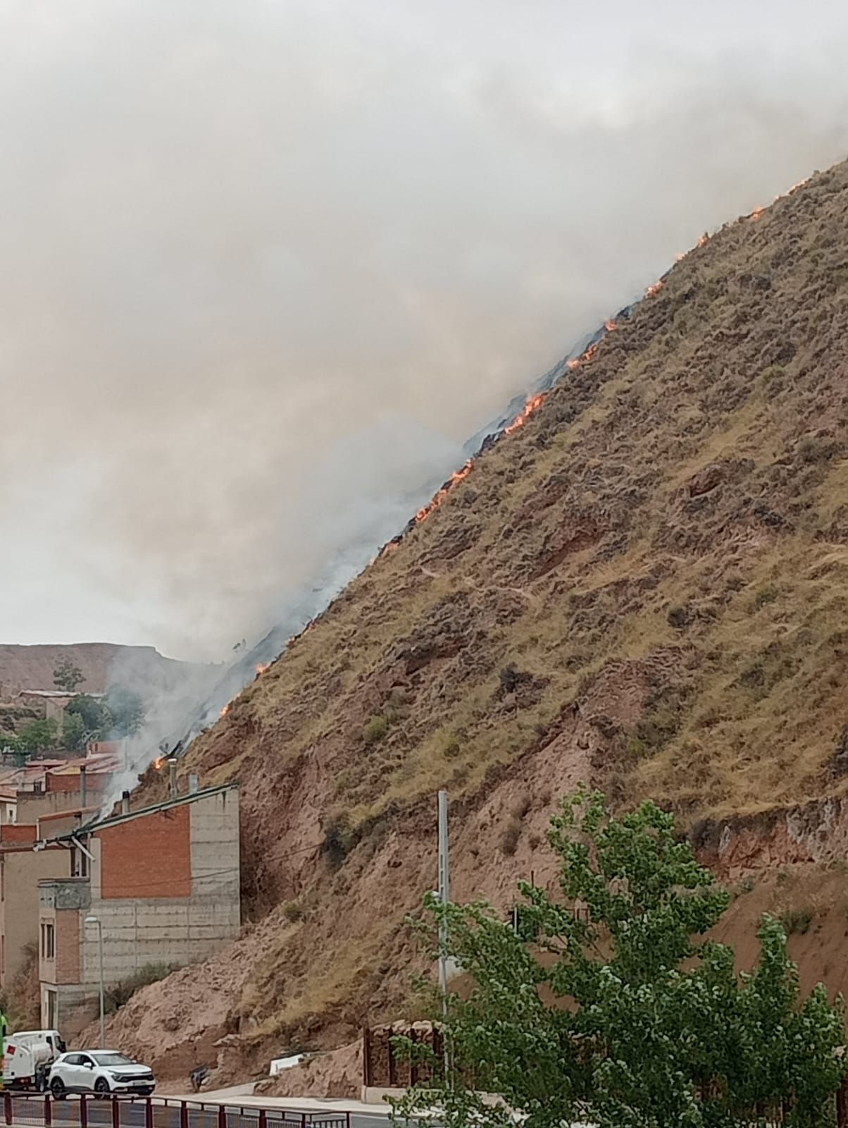 Incendio en la ladera de Albelda, muy cerca de las casas.