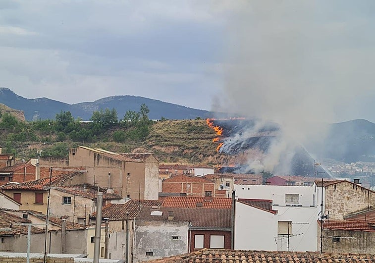 Incendio en una ladera cercana a Albelda de Iregua.