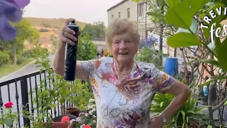 Una vecina en plena actuación