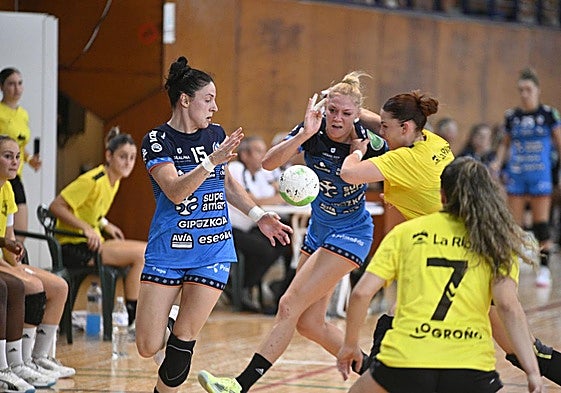 Mina Novovic intenta detener a Ogonovsky durante el encuentro disputado por el Grafometal contra el Bera Bera el martes.